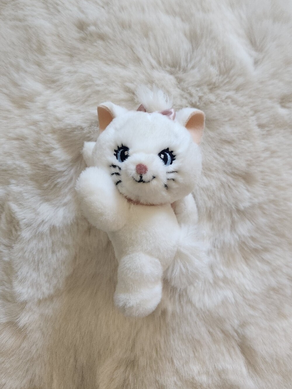 Disney store Japan Marie white cat with pink bow plushy hair claw clip